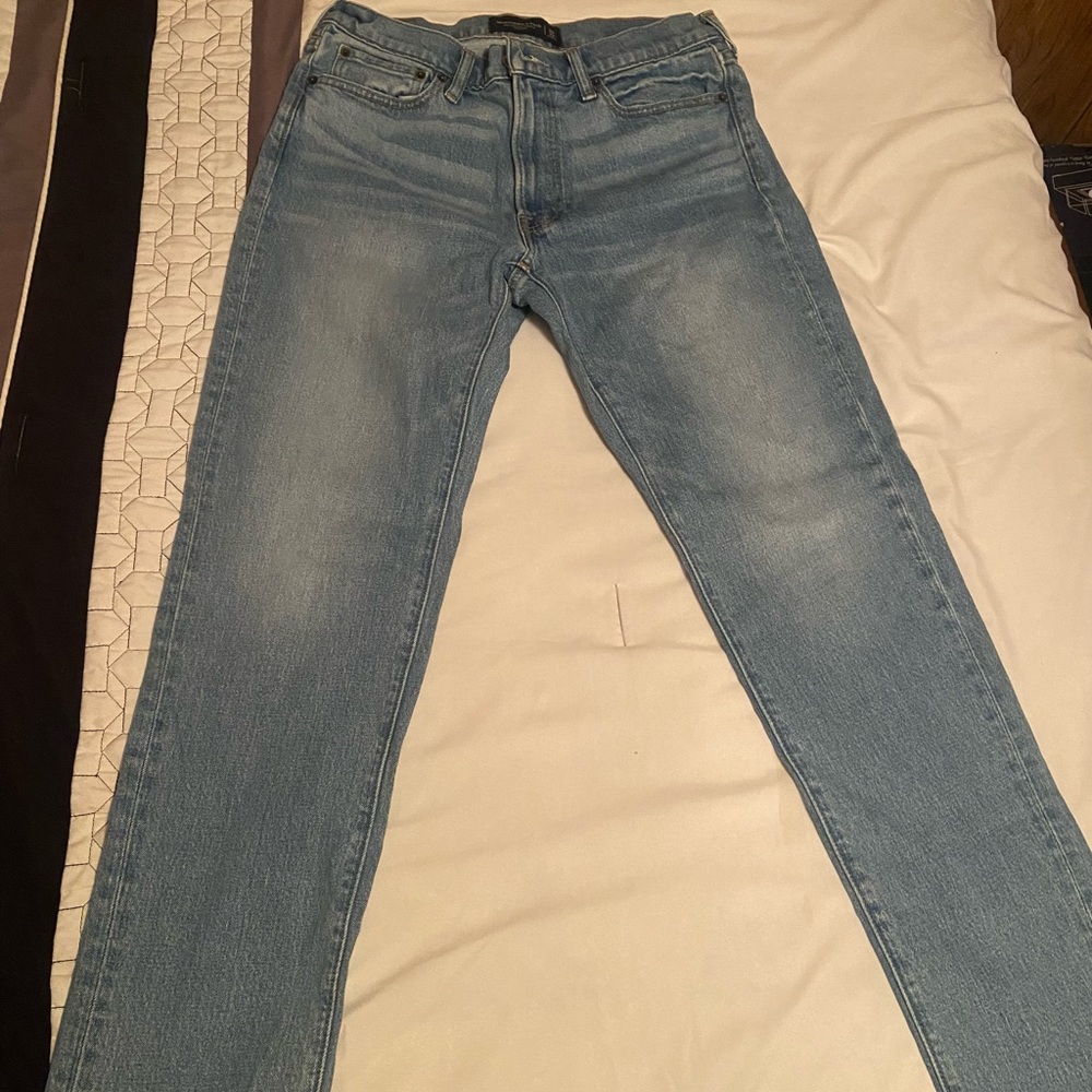 Abercrombie & Fitch 90s Straight Jeans (Light Destroy Color)
